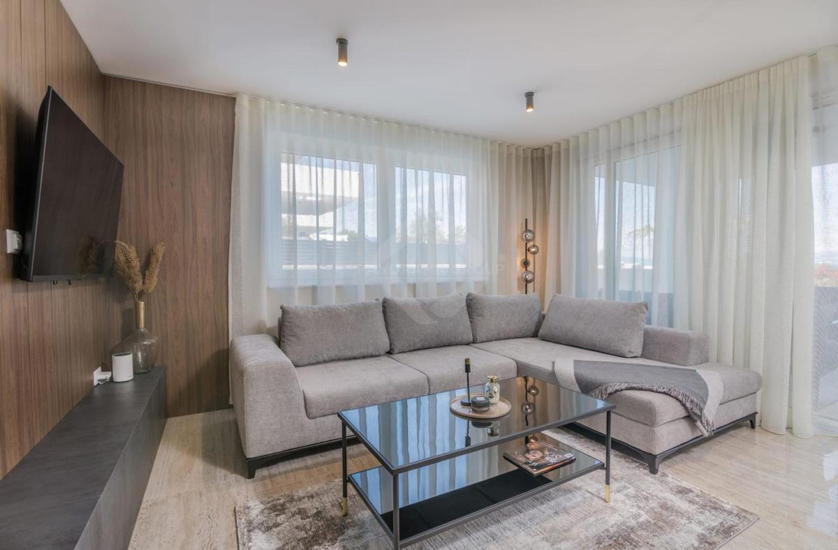 Appartamento con vista mare, piscina e ampio giardino – a soli 200 m dalla spiaggia!