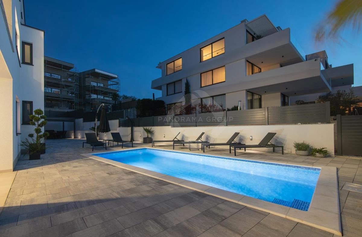 Appartamento con vista mare, piscina e ampio giardino – a soli 200 m dalla spiaggia!