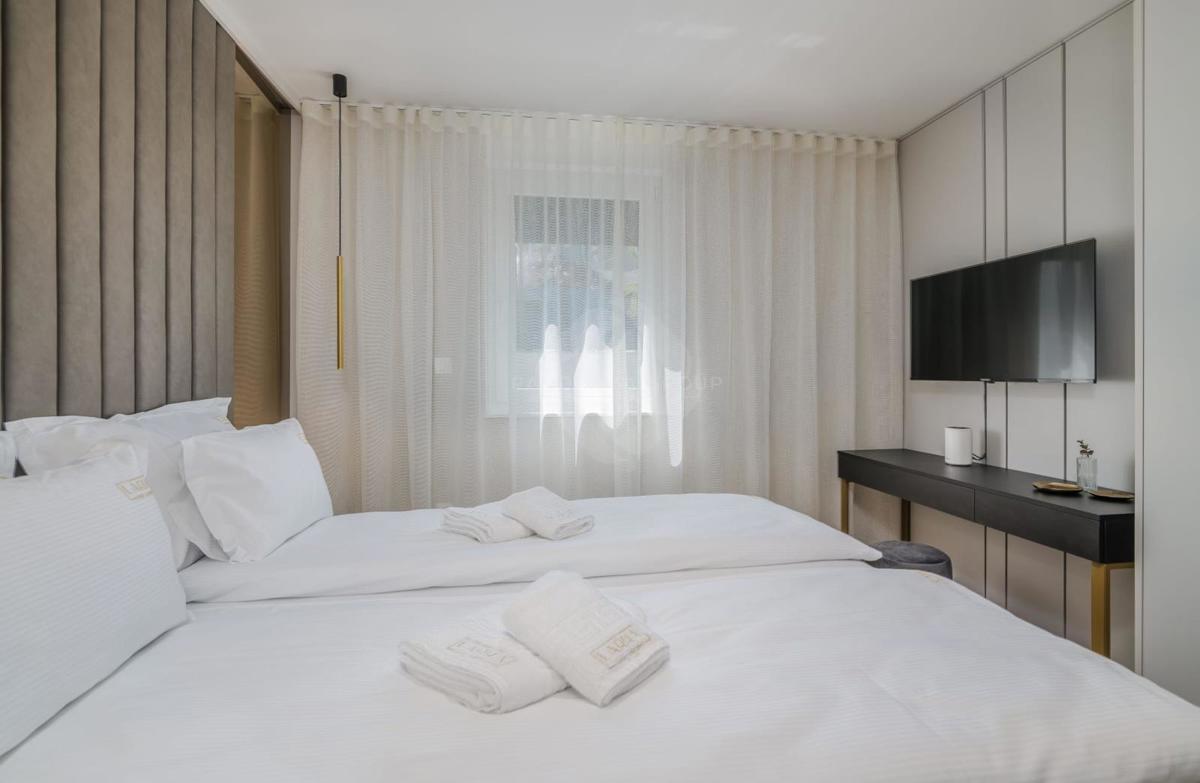 Appartamento con vista mare, piscina e ampio giardino – a soli 200 m dalla spiaggia!