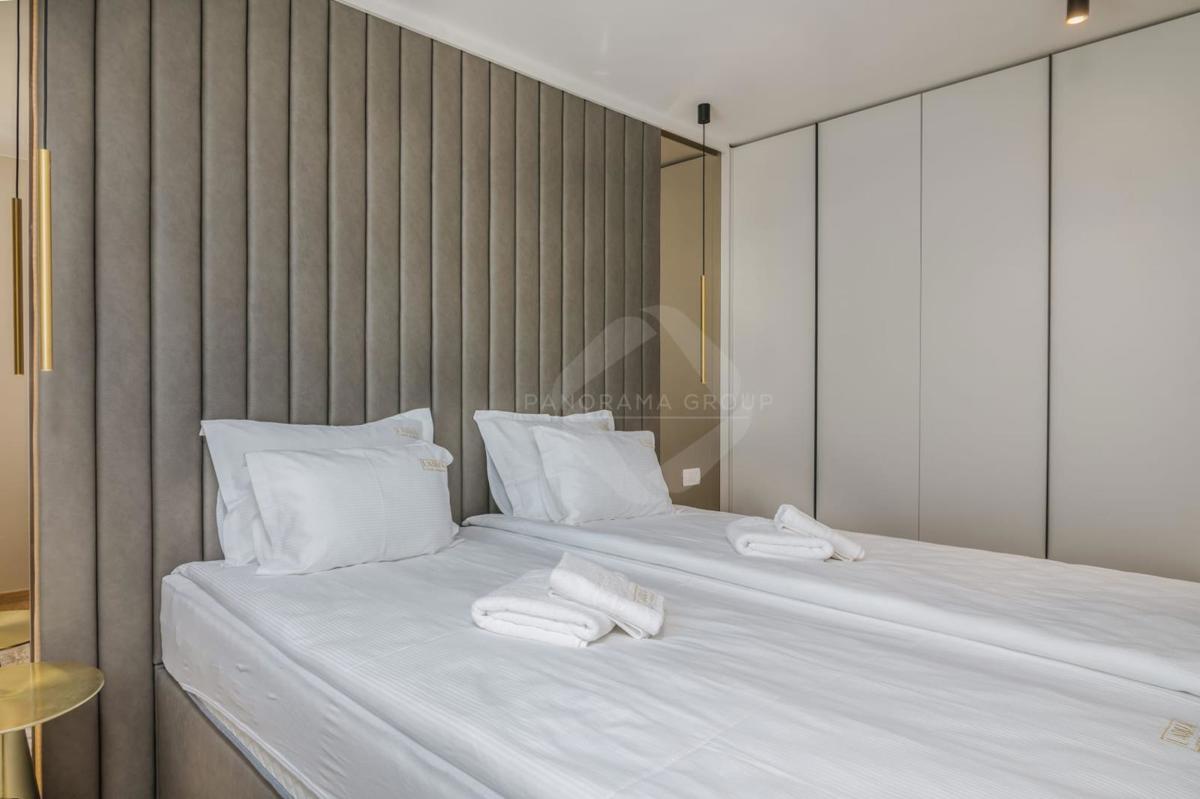 Appartamento con vista mare, piscina e ampio giardino – a soli 200 m dalla spiaggia!