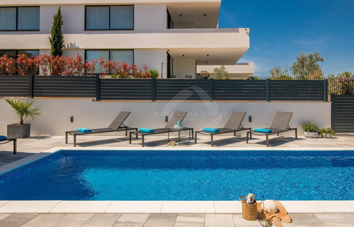 Appartamento con vista mare, piscina e ampio giardino – a soli 200 m dalla spiaggia!