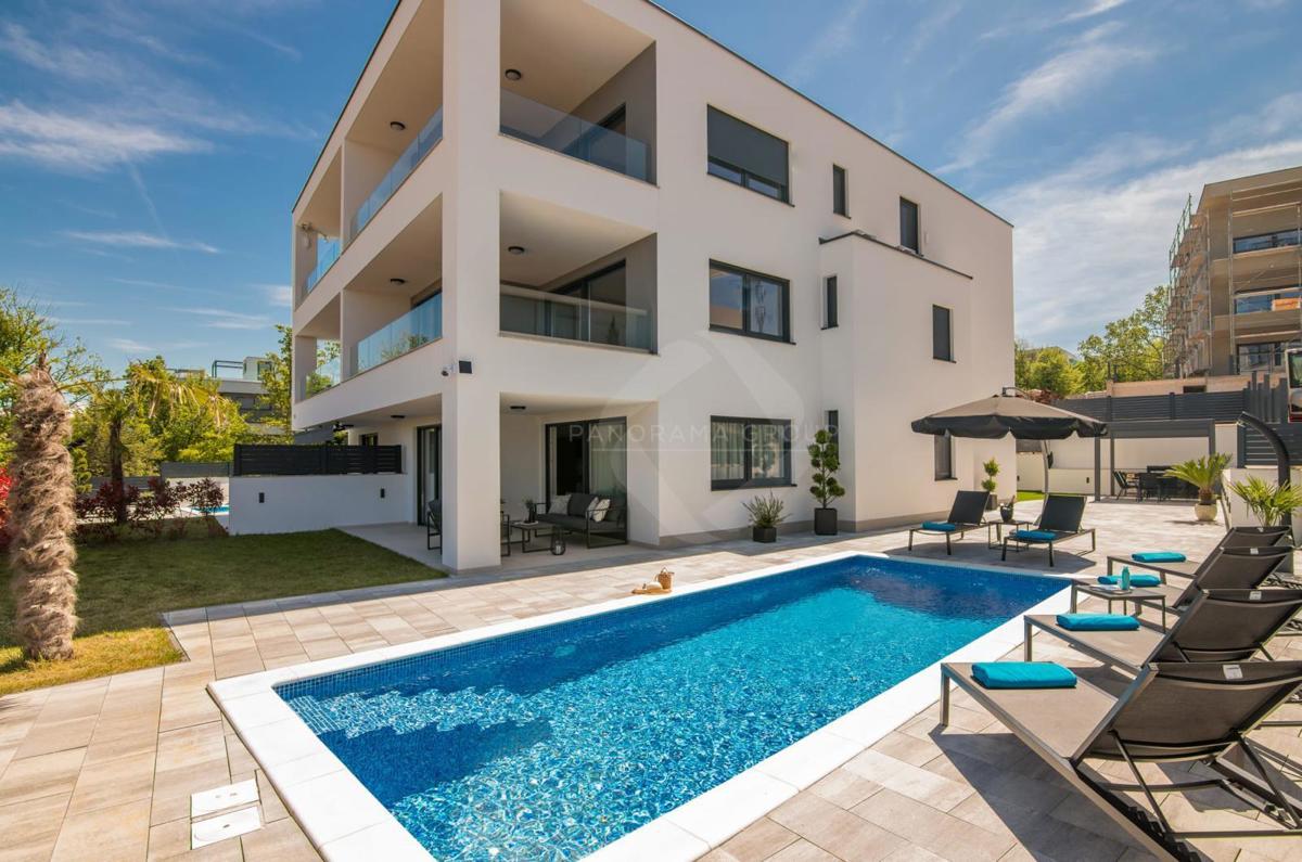 Appartamento con vista mare, piscina e ampio giardino – a soli 200 m dalla spiaggia!