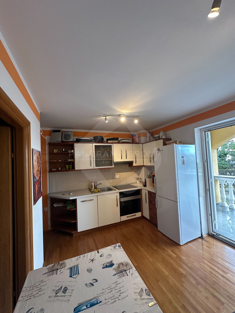 Appartamento al piano terra a Malinska – 200 m dal mare, posizione eccellente