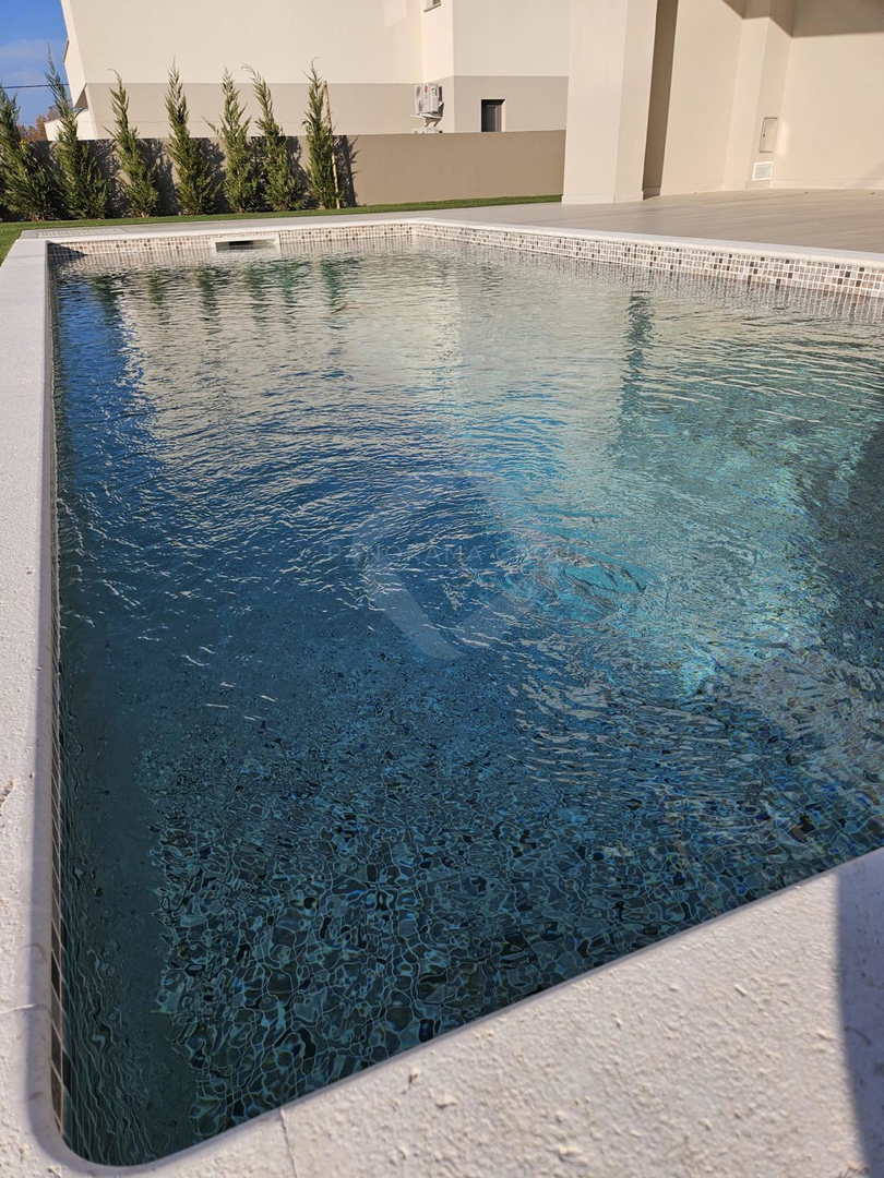 Casa moderna con piscina, sauna e ampio giardino