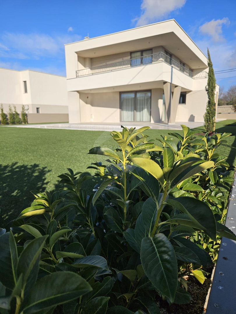 Casa moderna con piscina, sauna e ampio giardino