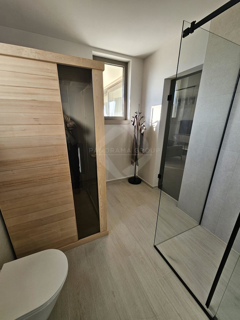 Casa moderna con piscina, sauna e ampio giardino