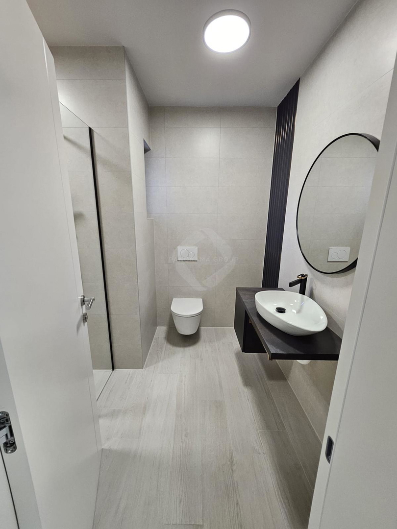 Casa moderna con piscina, sauna e ampio giardino