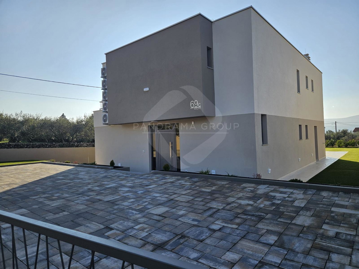 Casa moderna con piscina, sauna e ampio giardino