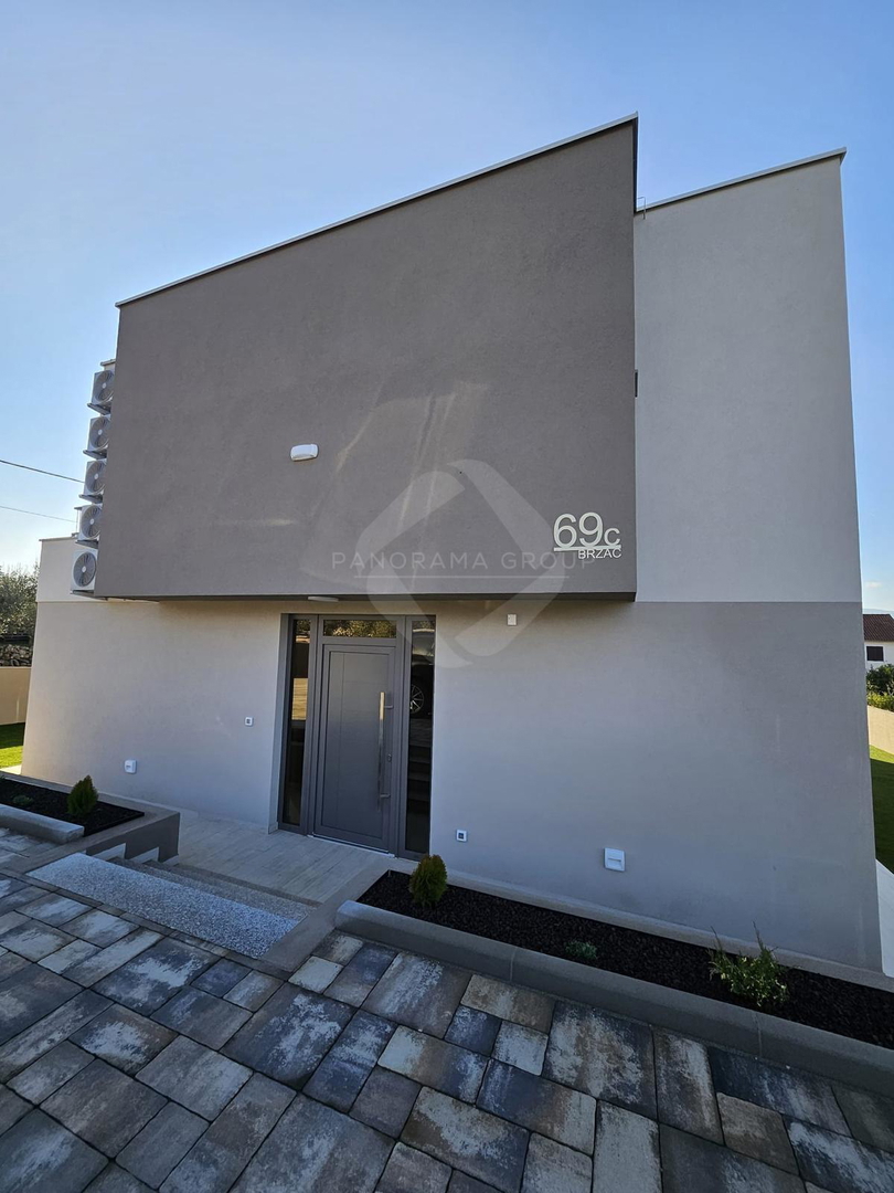 Casa moderna con piscina, sauna e ampio giardino