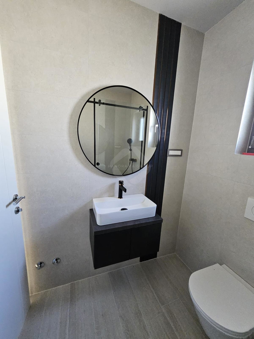 Casa moderna con piscina, sauna e ampio giardino