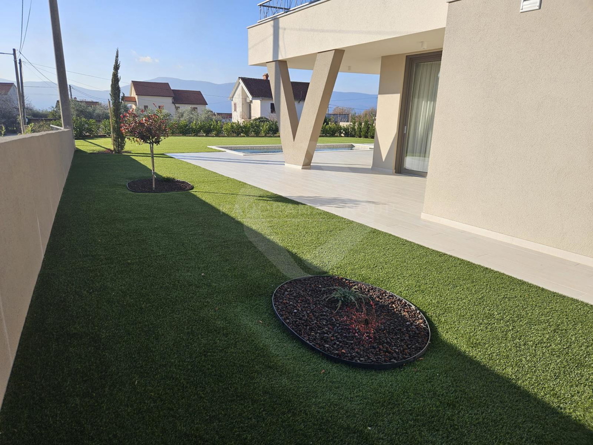 Casa moderna con piscina, sauna e ampio giardino