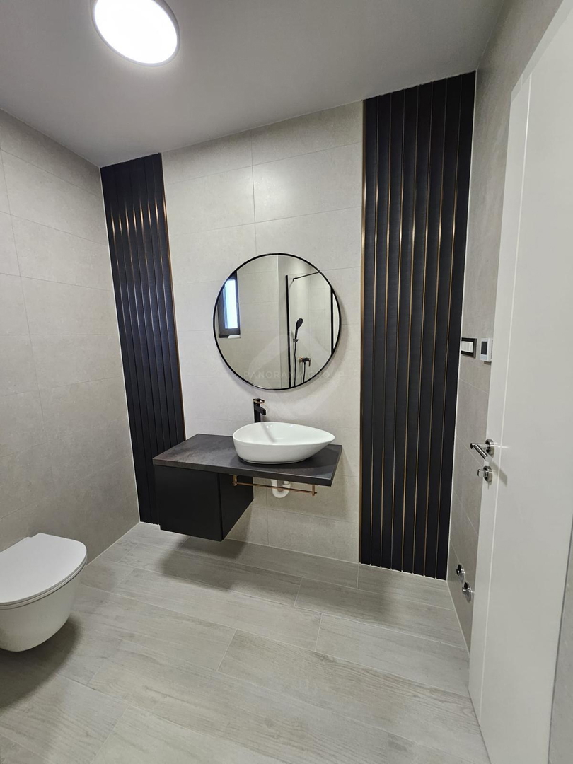 Casa moderna con piscina, sauna e ampio giardino