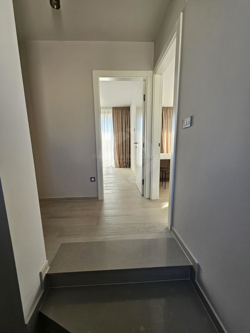 Casa moderna con piscina, sauna e ampio giardino