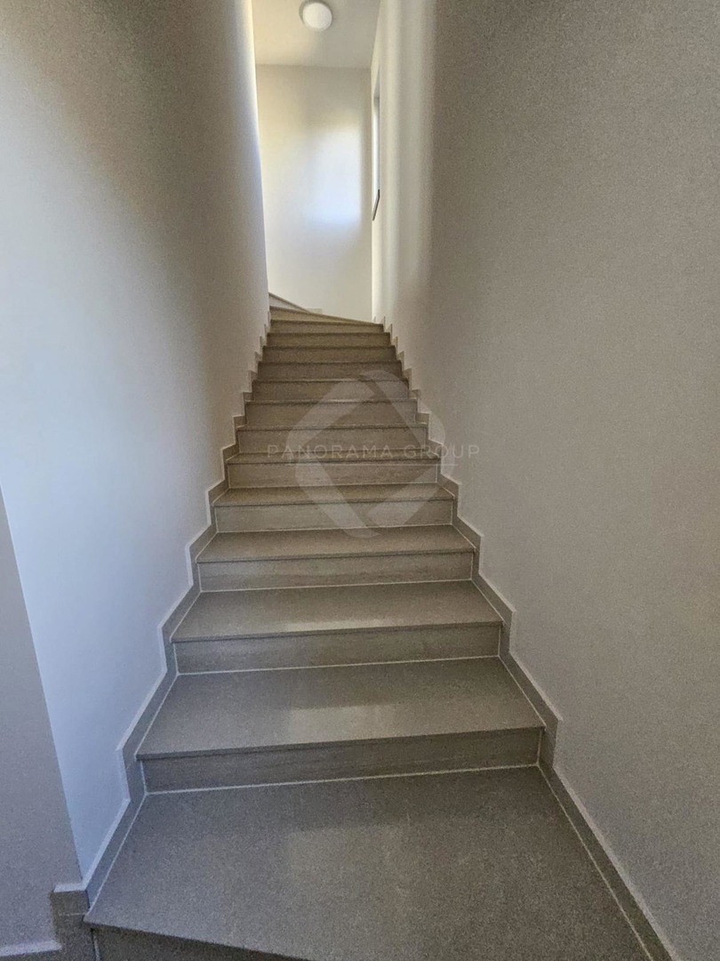 Casa moderna con piscina, sauna e ampio giardino