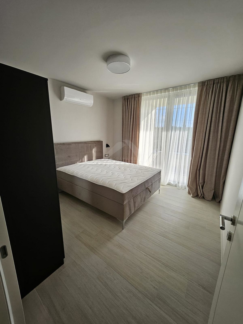 Casa moderna con piscina, sauna e ampio giardino