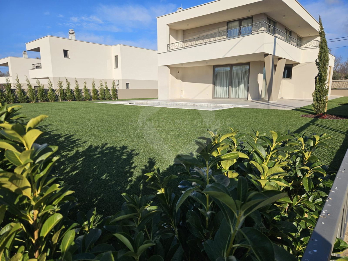 Casa moderna con piscina, sauna e ampio giardino