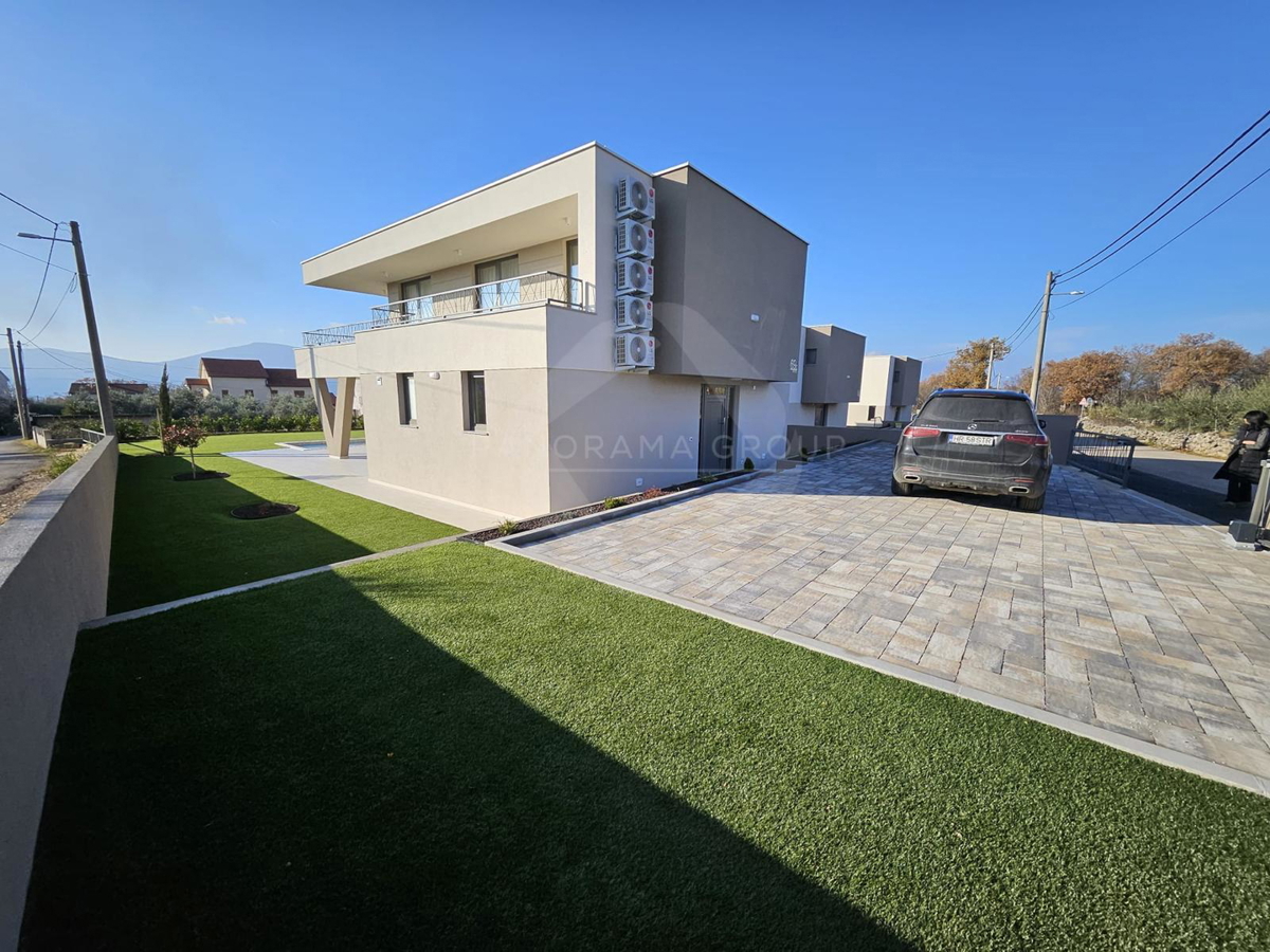 Casa moderna con piscina, sauna e ampio giardino