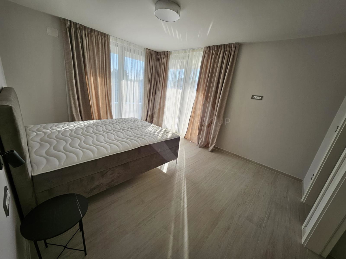 Casa moderna con piscina, sauna e ampio giardino