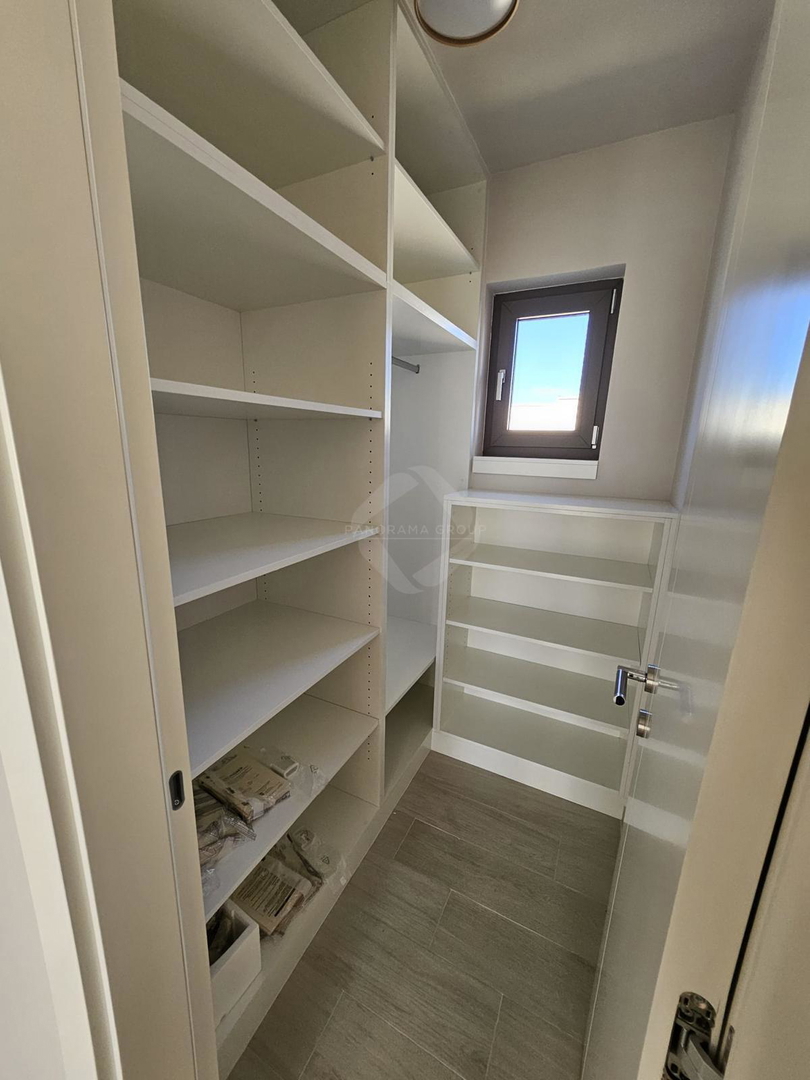 Casa moderna con piscina, sauna e ampio giardino