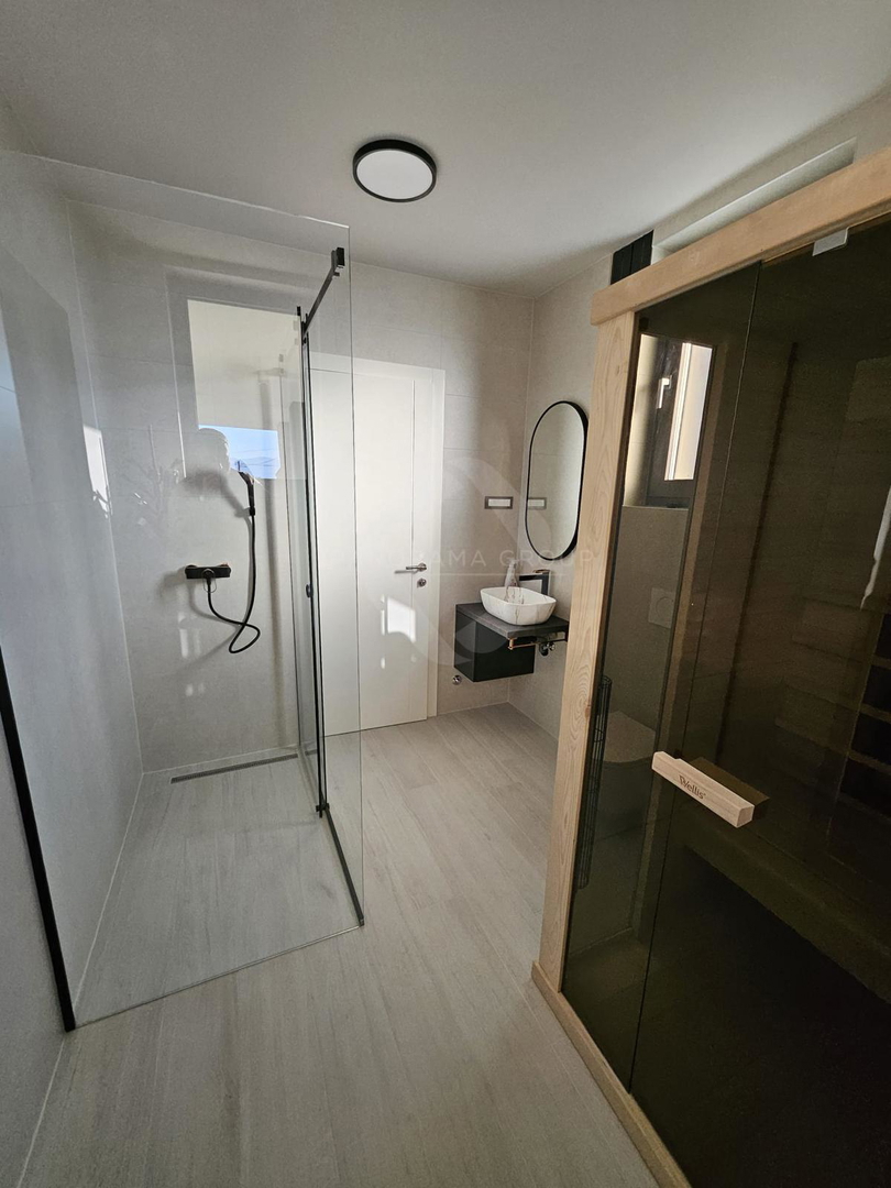 Casa moderna con piscina, sauna e ampio giardino