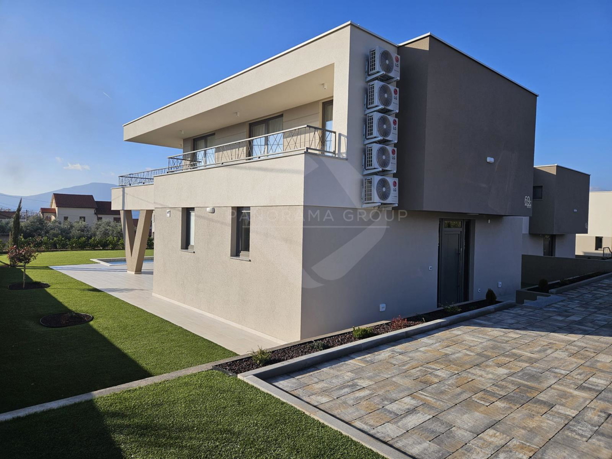 Casa moderna con piscina, sauna e ampio giardino