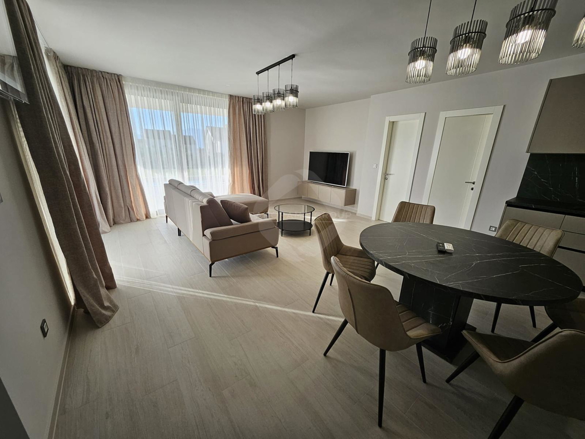 Casa moderna con piscina, sauna e ampio giardino