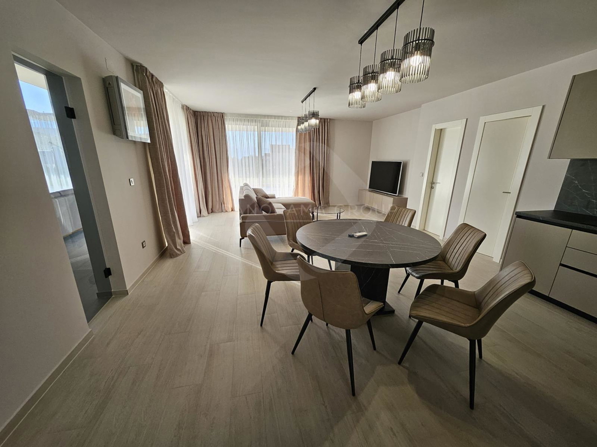 Casa moderna con piscina, sauna e ampio giardino