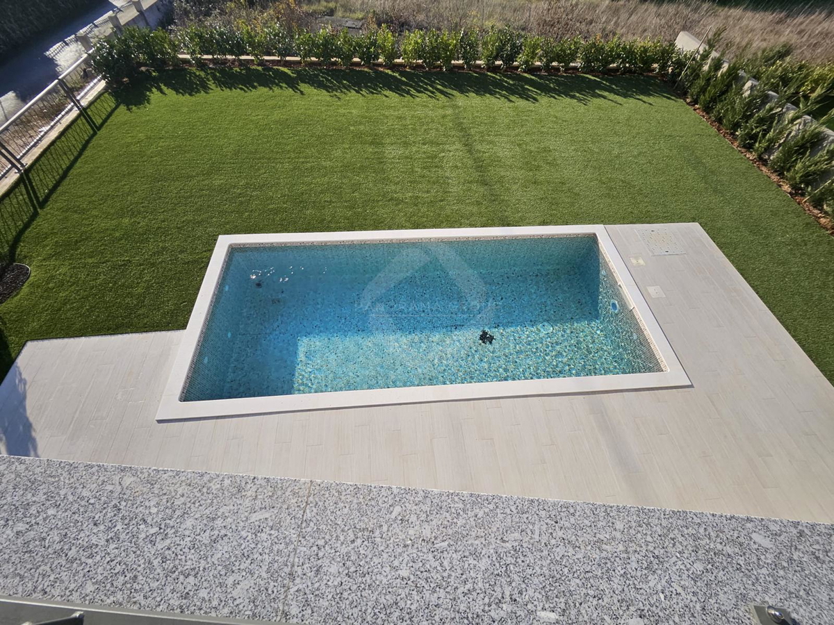 Casa moderna con piscina, sauna e ampio giardino