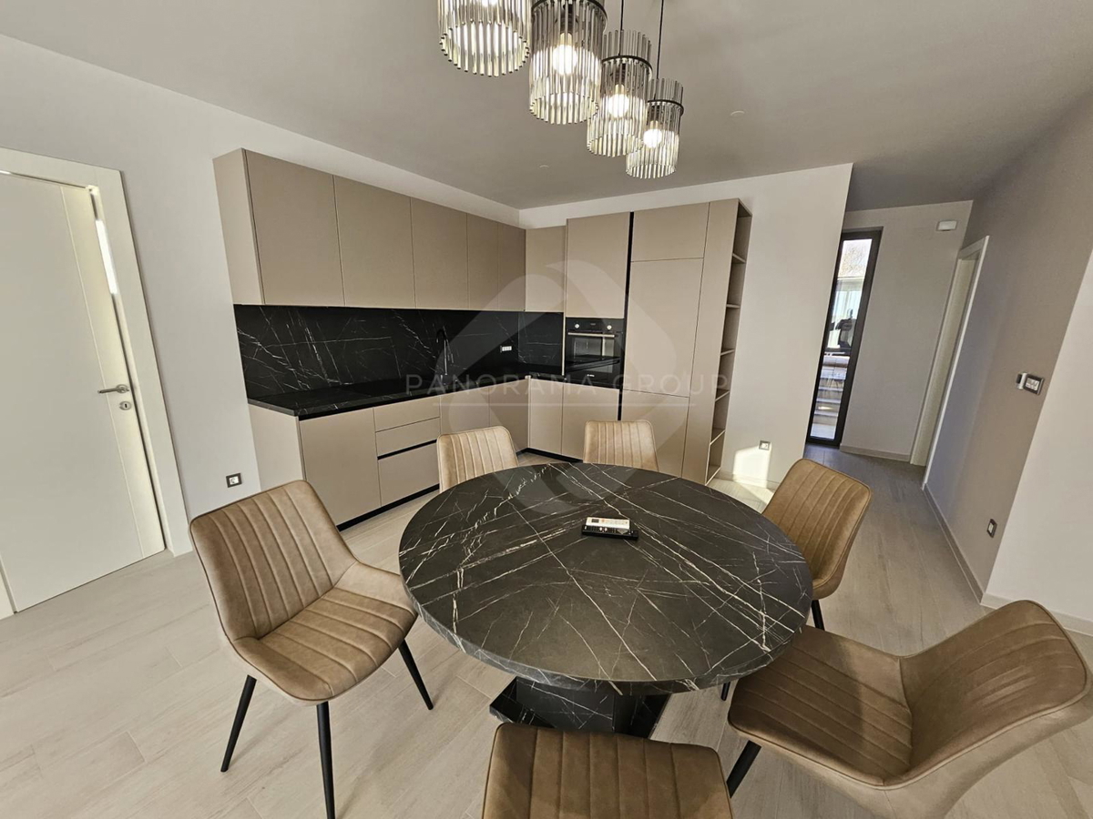 Casa moderna con piscina, sauna e ampio giardino