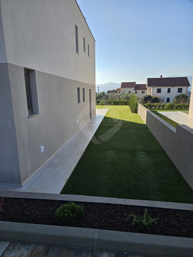 Casa moderna con piscina, sauna e ampio giardino
