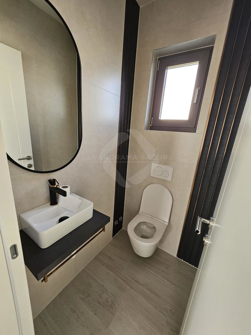 Casa moderna con piscina, sauna e ampio giardino