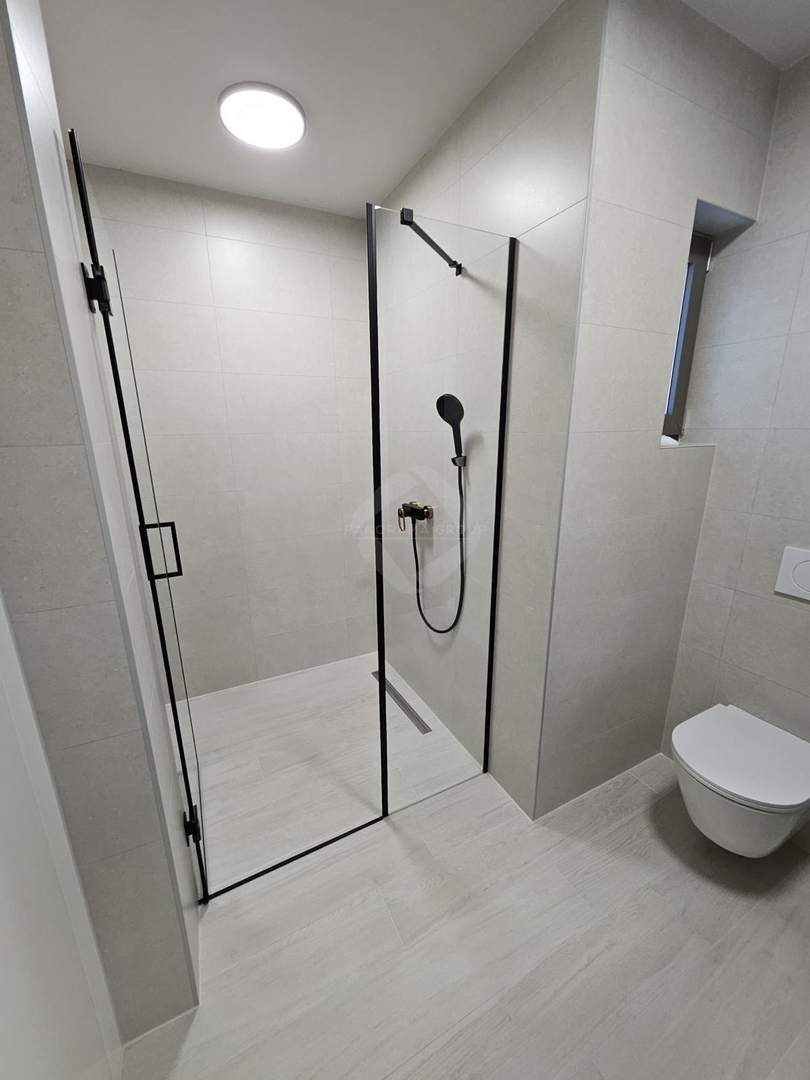 Casa moderna con piscina, sauna e ampio giardino