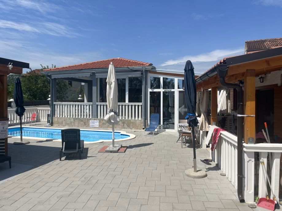 Splendida proprietà con due edifici e piscina