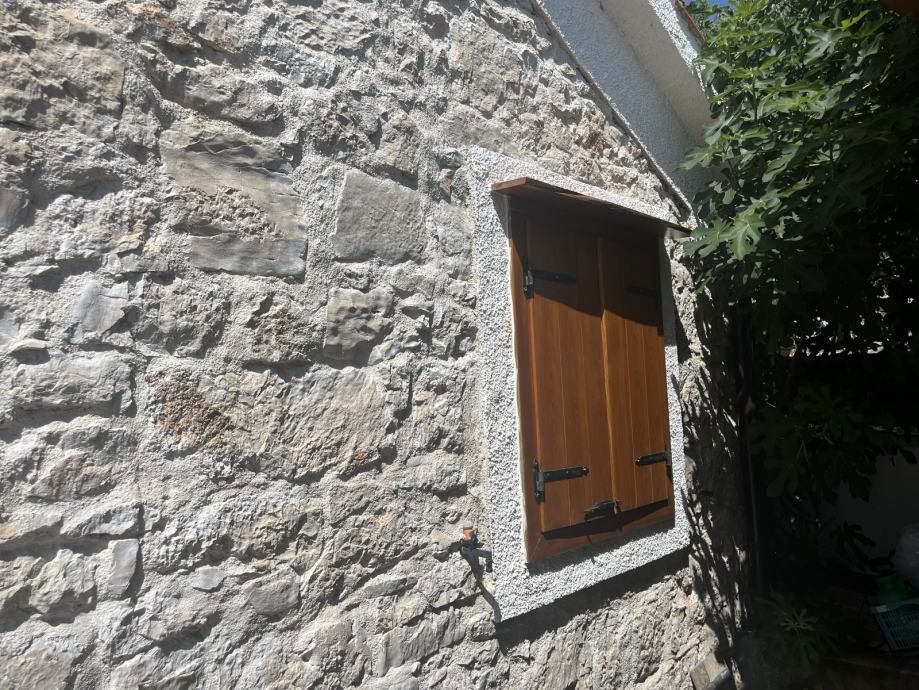 Splendida proprietà con due edifici e piscina