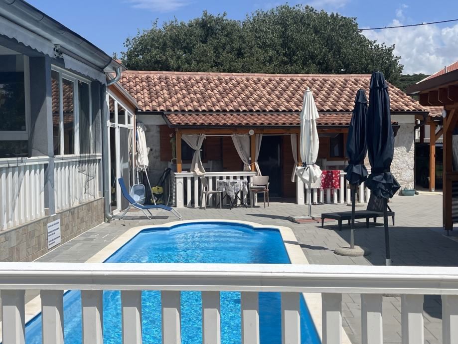 Splendida proprietà con due edifici e piscina