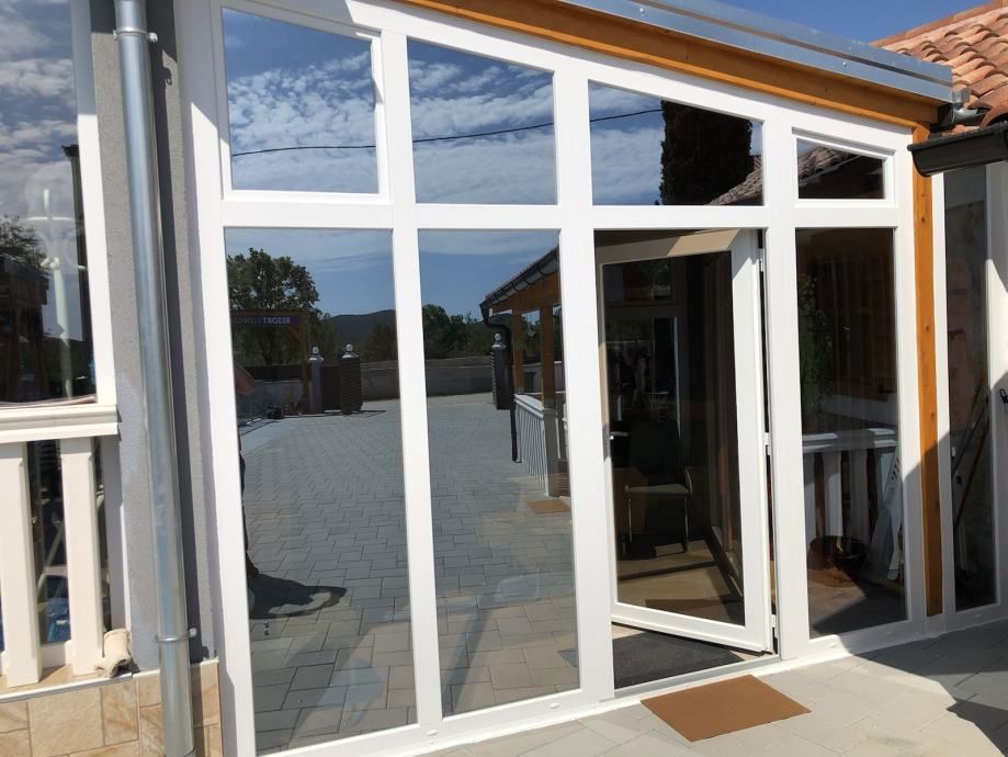 Splendida proprietà con due edifici e piscina