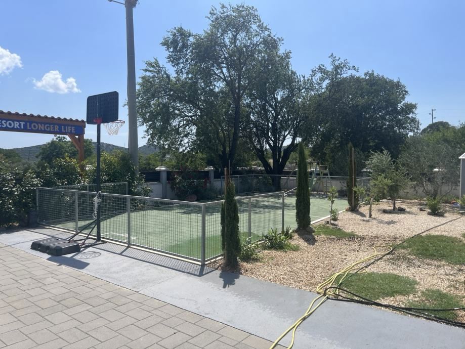 Splendida proprietà con due edifici e piscina