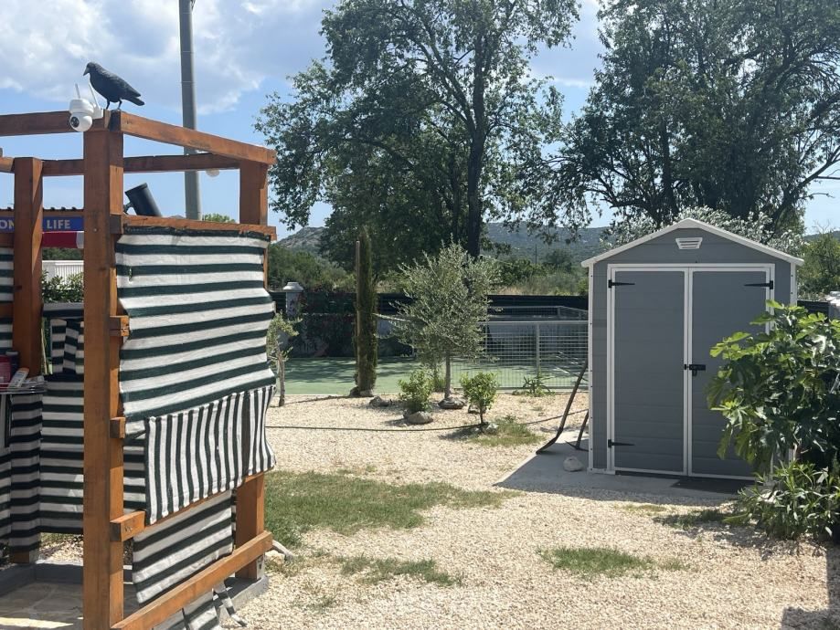 Splendida proprietà con due edifici e piscina