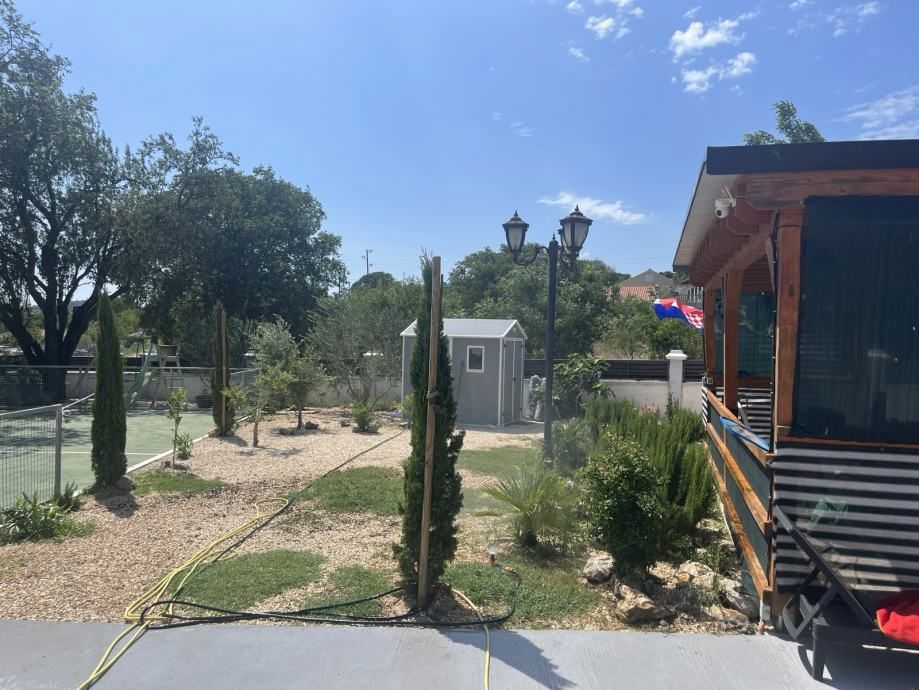 Splendida proprietà con due edifici e piscina