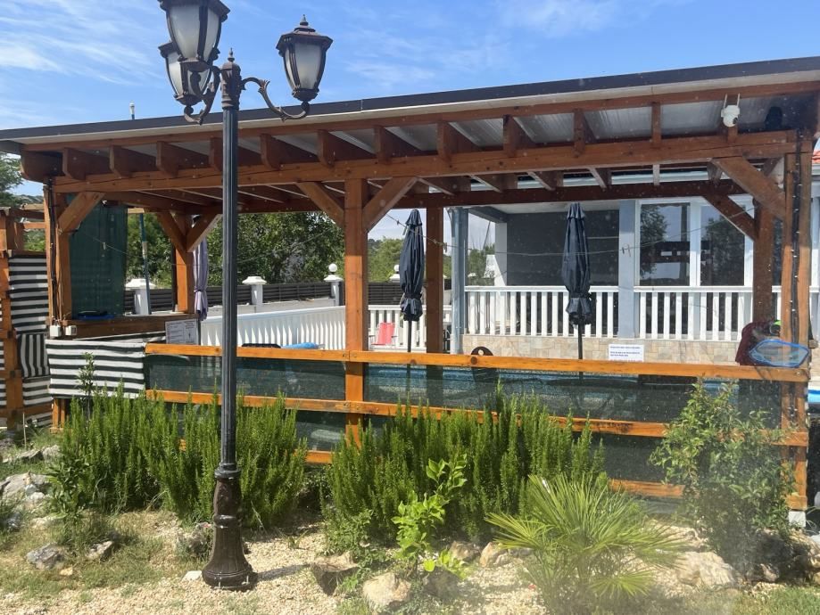 Splendida proprietà con due edifici e piscina