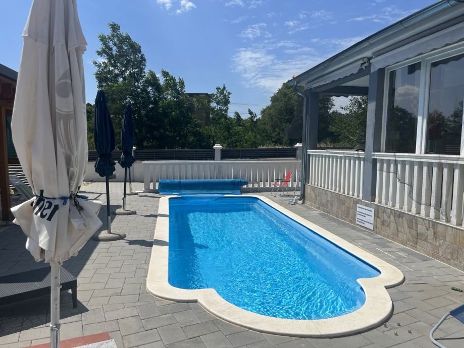 Splendida proprietà con due edifici e piscina