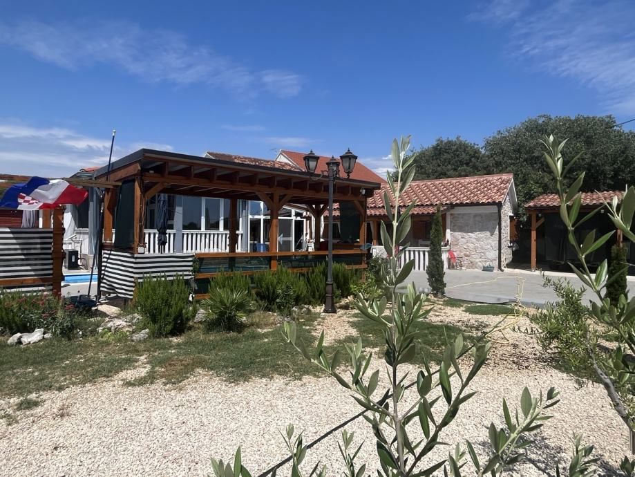 Splendida proprietà con due edifici e piscina