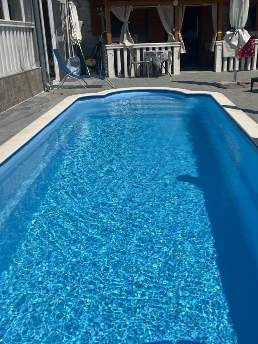 Splendida proprietà con due edifici e piscina