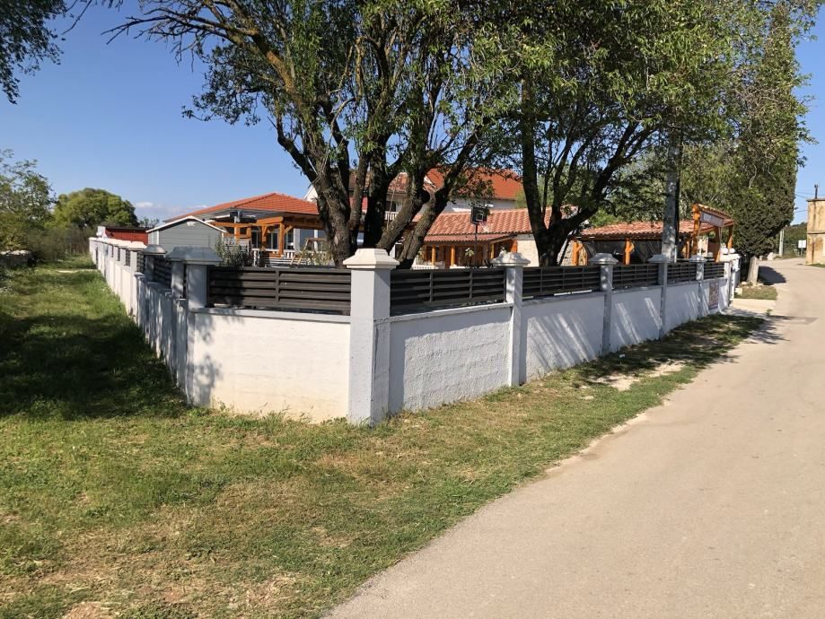 Splendida proprietà con due edifici e piscina