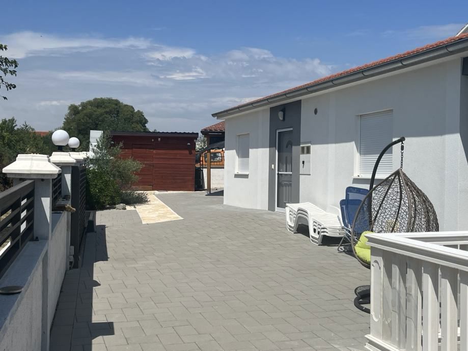 Splendida proprietà con due edifici e piscina