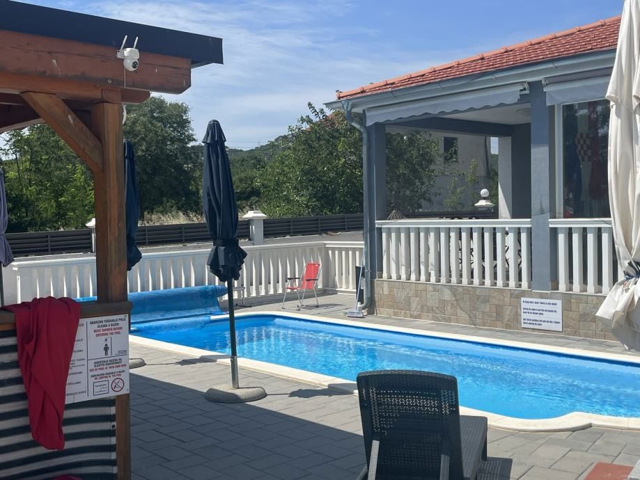 Splendida proprietà con due edifici e piscina