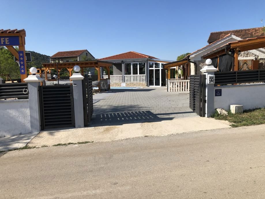 Splendida proprietà con due edifici e piscina