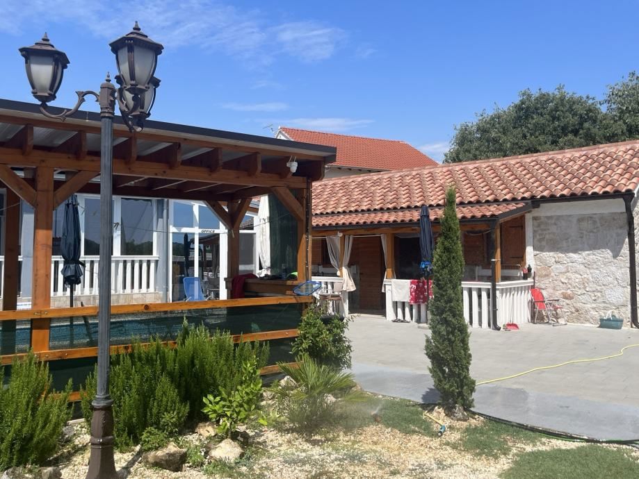 Splendida proprietà con due edifici e piscina