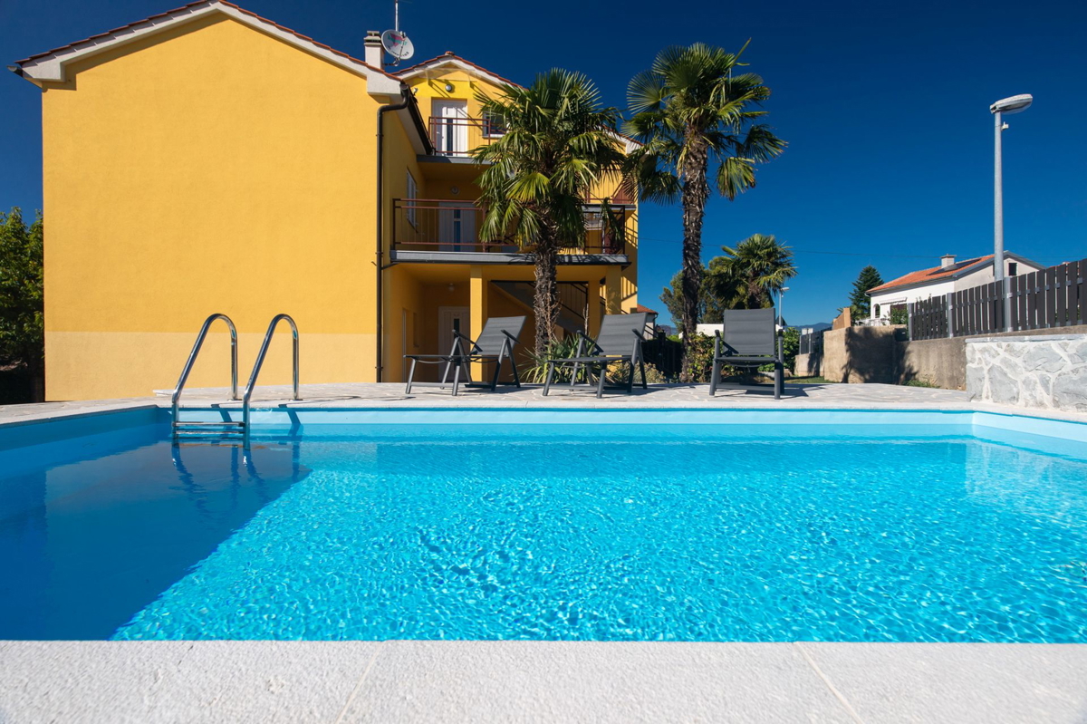 Njivice - appartamento mansardato, vista mare