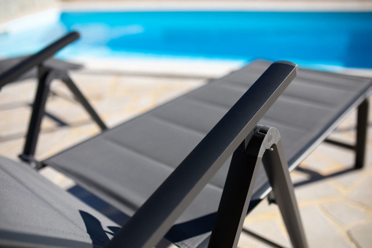 Njivice - appartamento mansardato, vista mare